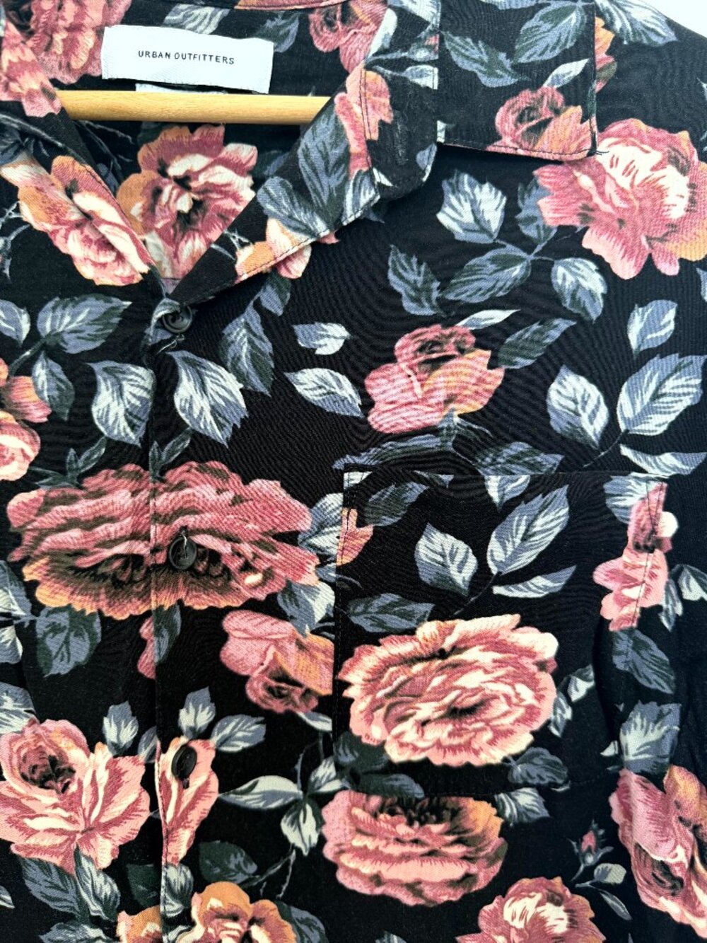 UO Men's Dark Floral Rose Print Camp Collar Short Sleeve Shirt Size Medium M